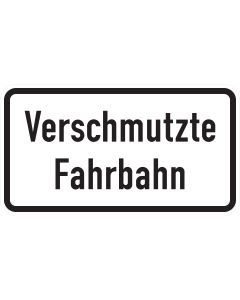 Rechteckiges Zusatzzeichen 1007-35 mit schwarzer zweizeiliger Aufschrift „Verschmutzte Fahrbahn“