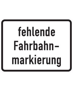 Hochformatiges Zusatzzeichen 1007-39 mit dreizeiliger Aufschrift „fehlende Fahrbahnmarkierung“