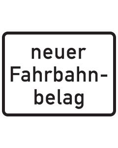 Verkehrszeichen 1007-52 mit schwarzer Aufschrift „neuer Fahrbahnbelag“ auf weißem Zusatzschild