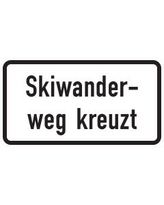 Rechteckiges Zusatzzeichen 1007-56 mit zweizeiliger schwarzer Aufschrift „Skiwanderweg kreuzt“ auf weißem Grund