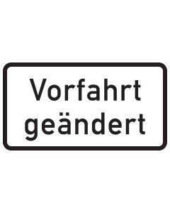 Weißes Zusatzzeichen 1008-30 mit schwarzer zweizeiliger Aufschrift „Vorfahrt geändert“