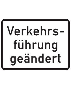 Weißes Verkehrszeichen 1008-31 mit schwarzer dreizeiliger Aufschrift „Verkehrsführung geändert“