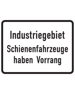 Zusatzzeichen 1008-32 mit Aufschrift „Industriegebiet Schienenfahrzeuge haben Vorrang“