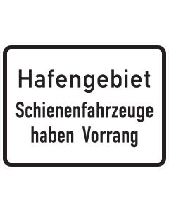 Weiße Zusatztafel 1008-33 mit schwarzer Aufschrift „Hafengebiet Schienenfahrzeuge haben Vorrang“