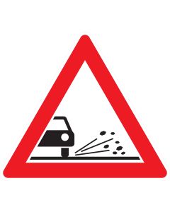 Verkehrszeichen 101-52 „Splitt, Schotter“ zur Warnung vor losem Splitt und Schotter auf der Fahrbahn nach StVO.