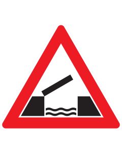Verkehrszeichen 101-55 „Bewegliche Brücke“ zur Warnung vor einer beweglichen oder klappbaren Brücke nach StVO