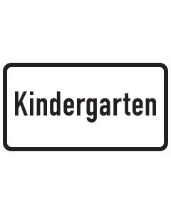 Weißes Zusatzzeichen 1012-51 mit großer schwarzer Aufschrift „Kindergarten“ und schwarzer Umrandung