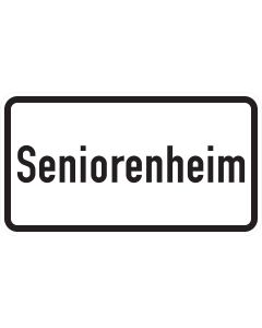 Zusatzzeichen 1012-54 mit großer schwarzer Aufschrift „Seniorenheim“ auf weißem quadratischem Schild