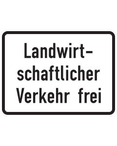 Weißes Zusatzzeichen 1026-36 mit dreizeiliger schwarzer Aufschrift „Landwirtschaftlicher Verkehr frei“
