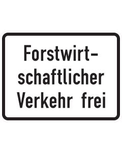 Rechteckiges Zusatzzeichen 1026-37 mit schwarzer Aufschrift „Forstwirtschaftlicher Verkehr frei“ auf weißem Grund
