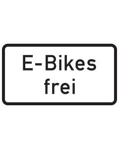 Rechteckiges Zusatzzeichen 1026-63 mit der zweizeiligen schwarzen Aufschrift „E-Bikes frei“ auf weißem Grund