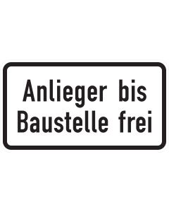 Breites weißes Zusatzzeichen 1028-32 mit schwarzer Aufschrift „Anlieger bis Baustelle frei“