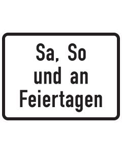 Weißes Zusatzzeichen 1042-52 mit schwarzer Aufschrift „Sa, So und an Feiertagen“