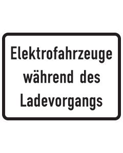 Verkehrszeichen 1050-32 mit der Aufschrift „Elektrofahrzeuge während des Ladevorgangs“ auf weißem Zusatzschild
