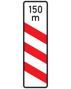 Verkehrszeichen 157-21 „Dreistreifige Bake mit Entfernungsangabe – Aufstellung links“ mit individueller Meterangabe zur Vorankündigung eines Bahnübergangs nach StVO.