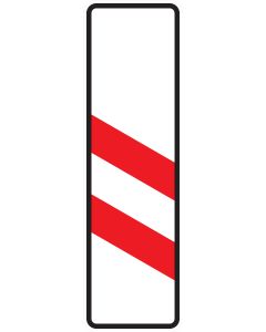 Verkehrszeichen Nr. 159-20 „Zweistreifige Bake – Aufstellung links“ zur Kennzeichnung des Abstands von etwa 160 Metern bis zum Bahnübergang.