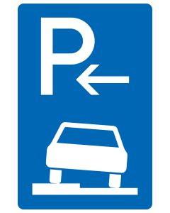 Blaues Verkehrszeichen 315-52 mit weißem Parkplatzzeichen, Endpfeil und halb auf dem linken Gehweg positioniertem Fahrzeug