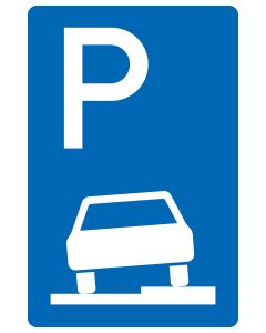Blaues Verkehrszeichen 315-55 mit weißem P und einem halb auf dem rechten Gehweg parkenden Fahrzeug ohne Richtungspfeil