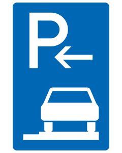 Blaues Verkehrszeichen 315-66 mit weißem P, linkem Anfangspfeil und frontal dargestelltem Fahrzeug vollständig auf dem rechten Gehweg