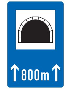 Verkehrszeichen 327-50 mit Tunnelportal, Aufwärtspfeilen und beispielhafter Längenangabe 800 m