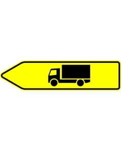 Doppelseitiges gelbes Verkehrszeichen 421-40 in Pfeilform mit schwarzem Lkw-Sinnbild (Vorderseite)