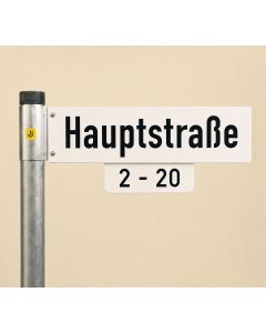 Flachschild in weiß mit schwarzer Schrift, montiert mit Schelle und Rohrpfosten.