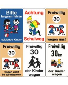 Schulwegsicherungsschilder zur Kennzeichnung von Schulwegen und zur Warnung vor spielenden Kindern im Straßenverkehr.
