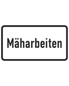 Verkehrszeichen SO 2012 mit Aufschrift Mäharbeiten in schwarzer Schrift auf weißem Hintergrund