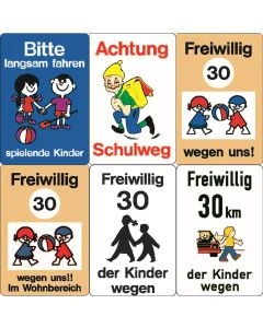 Schulwegsicherungsschilder zur Kennzeichnung von Schulwegen und zur Warnung vor spielenden Kindern im Straßenverkehr.